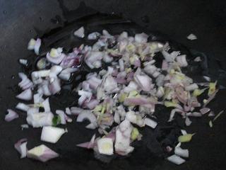 Braised Cod with Tomato Sauce step 6: Heat some olive oil in a pan, sauté minced garlic and chopped onions until fragr