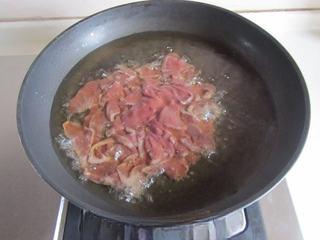 Stir-Fried Liver with Bok Choy and Red Pepper step 4: Heat oil in a wok over high heat. Add the marinated liver and quickly stir-fry,