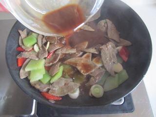Stir-Fried Liver with Bok Choy and Red Pepper step 8: Pour in the prepared seasoning sauce and stir continuously.