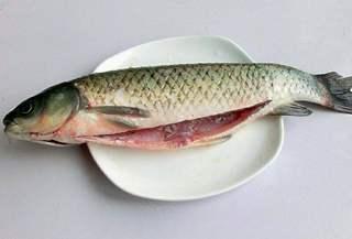 Sweet and Sour Carp Recipe step 1: Clean the carp thoroughly and prepare it for cooking.