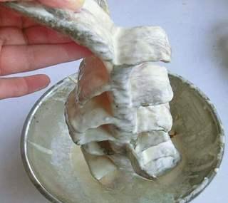 Sweet and Sour Carp Recipe step 3: Mix flour and cornstarch in a 1:2 ratio to form a coating batter. Cover the fish