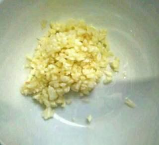 Sweet and Sour Carp Recipe step 6: Finely mince the garlic.