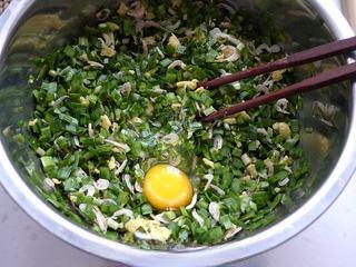 Leek and Dried Shrimp Stuffed Pan-Fried Pancakes step 10: Mix thoroughly until the filling is evenly combined.