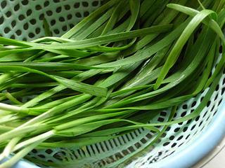 Leek and Dried Shrimp Stuffed Pan-Fried Pancakes step 4: Wash the leeks thoroughly and allow them to dry completely.
