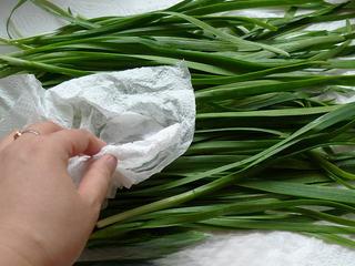 Leek and Dried Shrimp Stuffed Pan-Fried Pancakes step 5: Pat the leeks dry with paper towels if necessary.