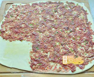 Beef and Scallion Stuffed Pancake step 10: Spread the beef filling over the dough according to the traditional folded-panca