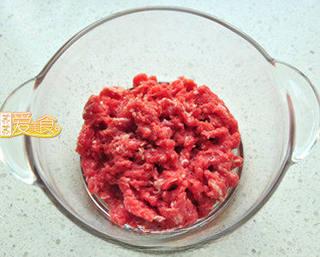 Beef and Scallion Stuffed Pancake step 2: Soak the beef in cold water for 15 minutes, drain well, and finely chop or mince