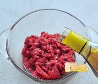 Beef and Scallion Stuffed Pancake step 4: Soak the Sichuan peppercorns in warm water for 10 minutes. Add Shaoxing wine to