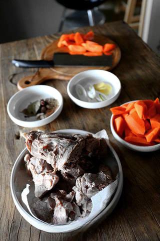 Braised Lamb Leg with Carrots step 1: Prepare all ingredients. Cut the lamb leg into chunks and peel and cut the carro