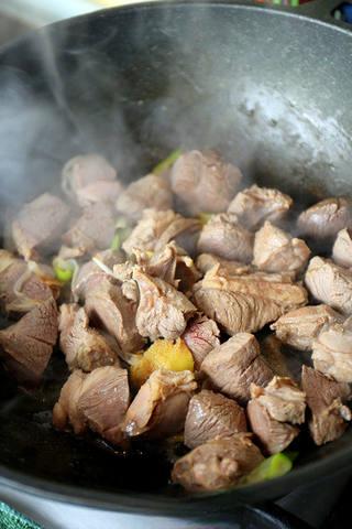 Braised Lamb Leg with Carrots step 3: Add the blanched lamb and stir-fry over medium heat until lightly browned.