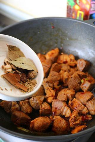 Braised Lamb Leg with Carrots step 6: Add the star anise, bay leaves, Sichuan peppercorns, fennel seeds, black cardamo