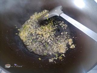 Beef and Vegetable Egg Drop Soup step 10: Heat oil in a wok over medium-high heat. Stir-fry the ginger, garlic, and green 
