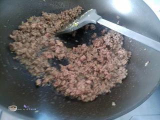 Beef and Vegetable Egg Drop Soup step 11: Add the beef and stir-fry until it just changes color.