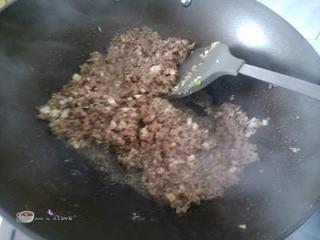Beef and Vegetable Egg Drop Soup step 12: Add the mushrooms and stir-fry briefly. Season with salt and a little soy sauce.