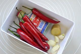 Homemade Chili Garlic Paste Recipe step 1: Prepare the chili peppers, garlic, ginger, salt, sugar, and liquor.