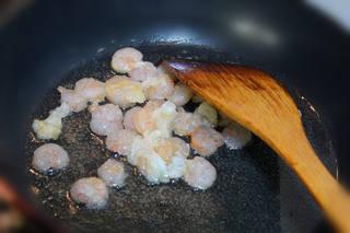 Thai Fried Rice with Vegetables and Seafood step 6: Heat a little oil in a wok and stir-fry the shrimp until just cooked through. Re
