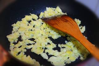 Thai Fried Rice with Vegetables and Seafood step 8: Add a little more oil to the wok. Pour in the beaten eggs and scramble them into