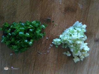 Pan-Fried Tofu with Egg and Bell Peppers step 3: Finely mince the ginger and garlic, and chop the green onions.