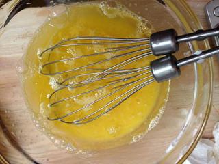 Oatmeal Muffins step 3: Add the vegetable oil and mix thoroughly.