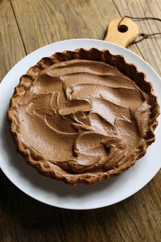 Cherry Chocolate Tart step 11: Pour the chocolate filling into the baked tart shell. Bake at 190°C for 12 minut