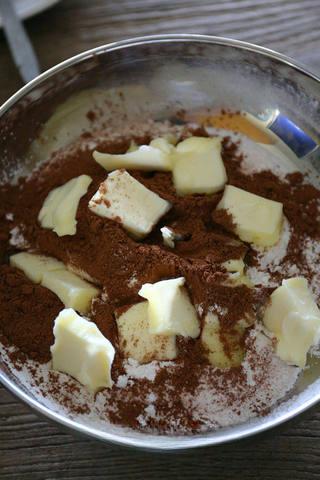 Cherry Chocolate Tart step 3: Rub the butter into the flour mixture until it resembles coarse crumbs.