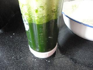 Spinach Handmade Noodles step 1: Wash the spinach thoroughly and blend it into a smooth juice.