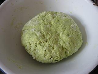 Spinach Handmade Noodles step 2: Mix the flour with 1 teaspoon of salt. Gradually add spinach juice and knead int