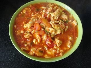 Spinach Handmade Noodles step 3: Prepare your preferred noodle topping, such as tomato and scrambled egg sauce.