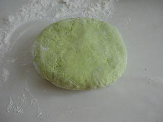 Spinach Handmade Noodles step 4: After resting, knead the dough briefly until smooth.