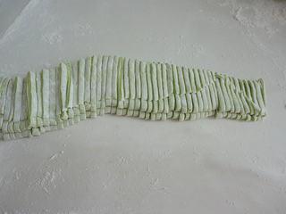 Spinach Handmade Noodles step 6: Dust with flour, fold the dough sheet, and cut into noodles of your desired widt