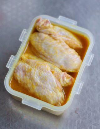 Curry Braised Chicken Wings step 1: Place one curry block in a microwave-safe bowl with a small amount of water. Mic