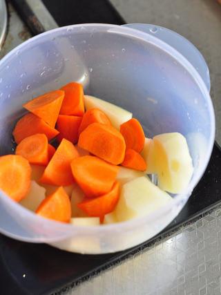 Curry Braised Chicken Wings step 2: Peel the carrot and potato and cut them into bite-sized chunks.