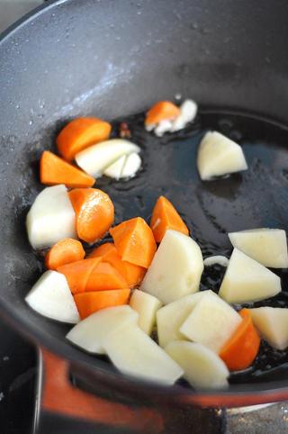 Curry Braised Chicken Wings step 3: Heat a little oil in a wok or deep skillet. Add the Sichuan peppercorns and stir