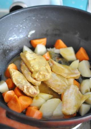 Curry Braised Chicken Wings step 4: Add the marinated chicken wings and stir-fry together with the vegetables.