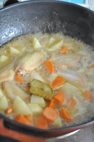 Curry Braised Chicken Wings step 5: Pour in enough water to just cover the ingredients. Add the remaining curry bloc