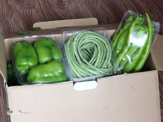 Tiger Skin Green Peppers step 2: Remove the stems and seeds, then cut the peppers into large sections.