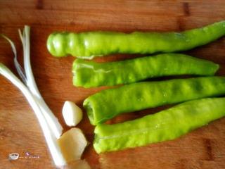 Tiger Skin Green Peppers step 3: Finely mince the ginger, garlic, and scallion whites.