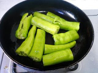 Tiger Skin Green Peppers step 7: Add a little oil to the pan. Stir-fry the doubanjiang, minced ginger, garlic, an
