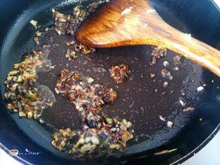 Tiger Skin Green Peppers step 9: Pour in the prepared sauce and cook for 1–2 minutes until slightly thickened and