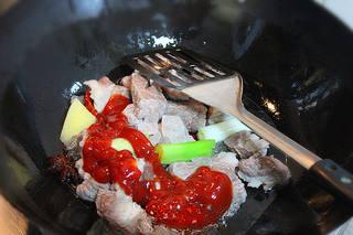 Beef and Vegetable Stew step 6: Add the potatoes and carrot. Stir-fry briefly to combine with the seasonings.