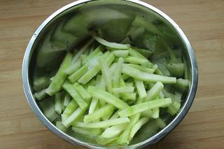 Stir-Fried Cucumber Peel and Green Peppers step 2: Wash the cucumber, peel it, and cut the peel into strips. Toss the cucumber peel