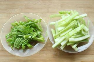 Stir-Fried Cucumber Peel and Green Peppers step 3: Wash and slice the green peppers. Rinse the salted cucumber peel and drain well.