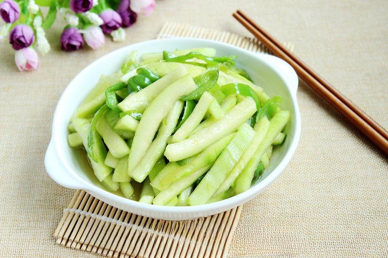 Stir-Fried Cucumber Peel and Green Peppers finished dish
