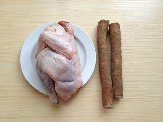 Chicken and Chinese Yam Soup step 1: Prepare the chicken, Chinese yam, cordyceps flowers, ginger, and scallion.