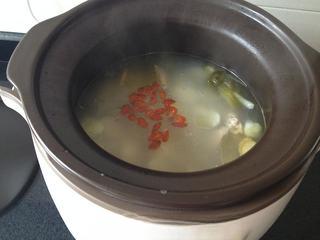 Chicken and Chinese Yam Soup step 11: Add the cordyceps flowers to the soup and simmer for the final 5 minutes.