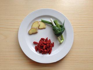 Chicken and Chinese Yam Soup step 2: Slice the ginger and tie the scallion into a knot. Rinse the cordyceps flowers a