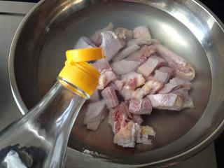 Chicken and Chinese Yam Soup step 3: Cut the chicken into pieces. Bring a pot of water to a boil, add 10g Shaoxing wi