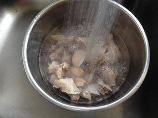 Chicken and Chinese Yam Soup step 4: Remove the chicken, rinse thoroughly under running water, and drain well.