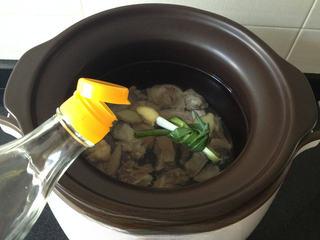 Chicken and Chinese Yam Soup step 5: Place the chicken, ginger slices, scallion knot, remaining Shaoxing wine, and wa