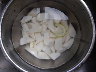 Chicken and Chinese Yam Soup step 8: About 1 hour before the soup is finished, peel the Chinese yam, cut it into chun